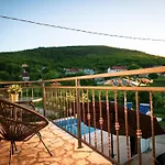 アパート With A Swimming Pool In The Dalmatian Hinterland