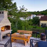 アパート With A Swimming Pool In The Dalmatian Hinterland *