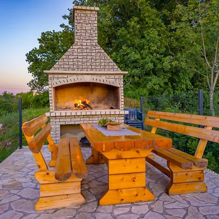 Holiday home Apartments With A Swimming Pool In The Dalmatian Hinterland *