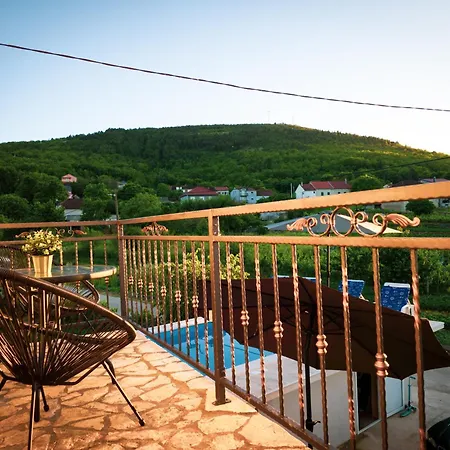 Apartmán With A Swimming Pool In The Dalmatian Hinterland