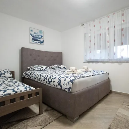 Holiday home Apartments With A Swimming Pool In The Dalmatian Hinterland